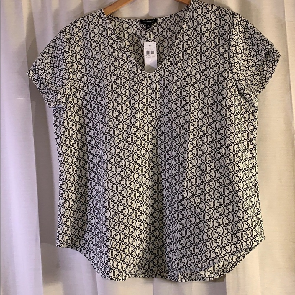 NWT Ann Taylor v-neck blouse. White/navy. Large